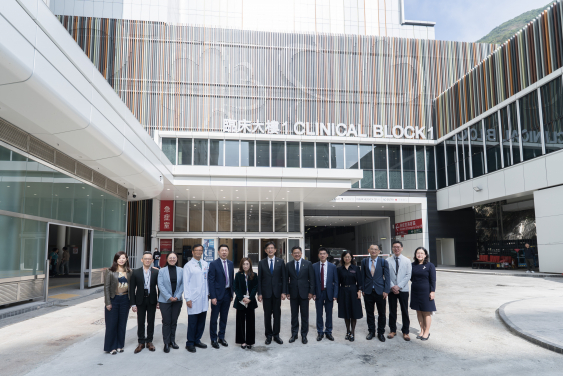 A delegation led by Tsinghua University President Professor Li Luming visited HKU’s Li Ka Shing Faculty of Medicine and its teaching hospital, Queen Mary Hospital.